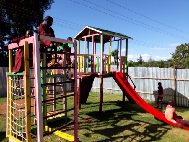 Kinderen in Iten (Kenia) super blij met nieuwe speeltuin